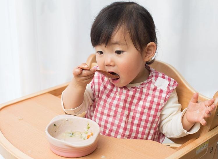 婴儿六个月辅食添加的指南，宝宝应该吃什么辅食？