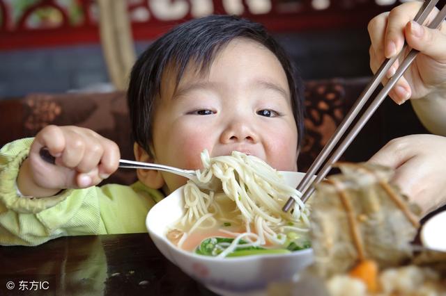 七个月的宝宝可以吃面条吗？关于婴儿辅食添加的探讨